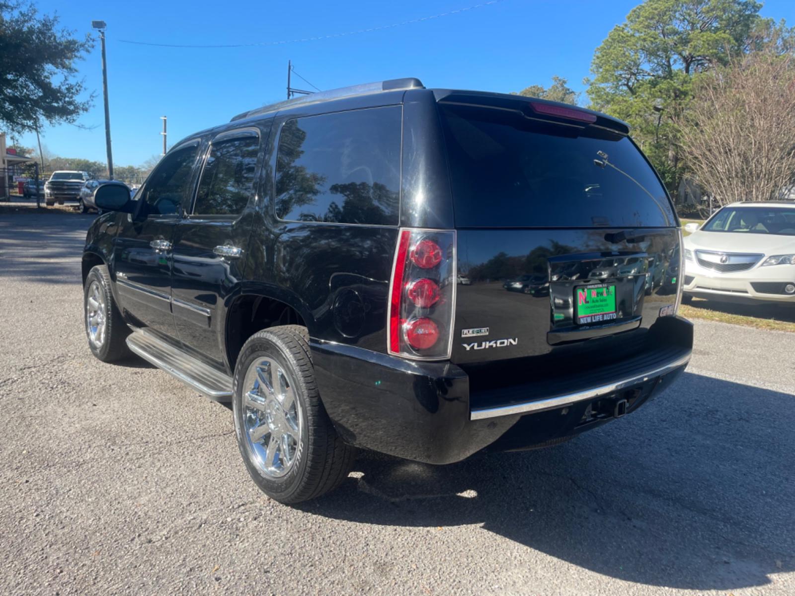 2011 BLACK GMC YUKON DENALI (1GKS2EEFXBR) with an 6.2L engine, Automatic transmission, located at 5103 Dorchester Rd., Charleston, SC, 29418-5607, (843) 767-1122, 36.245171, -115.228050 - Leather, Sunroof, Navigation, Backup Camera, CD/AUX/Sat, Dual Climate Control, Rear Climate Control, Middle Captain's Row, Power Everything (windows, locks, seats, mirrors), Memory/Cooled/Heated Front Seats, Heated Rear Seats, Power Liftgate, All-weather Mats, Running Boards, Tow Package, Chrome Whe - Photo #4